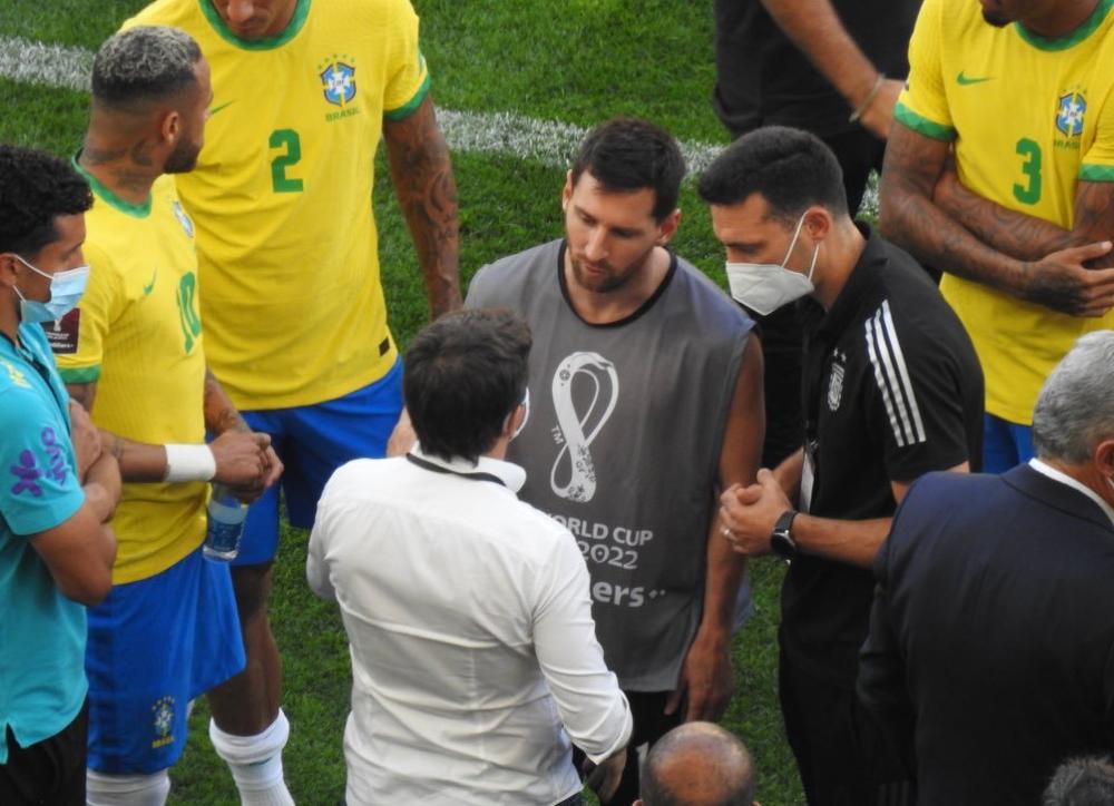 巴西与阿根廷在南美世预赛中发生一件奇葩一幕，到底谁错了？(3)