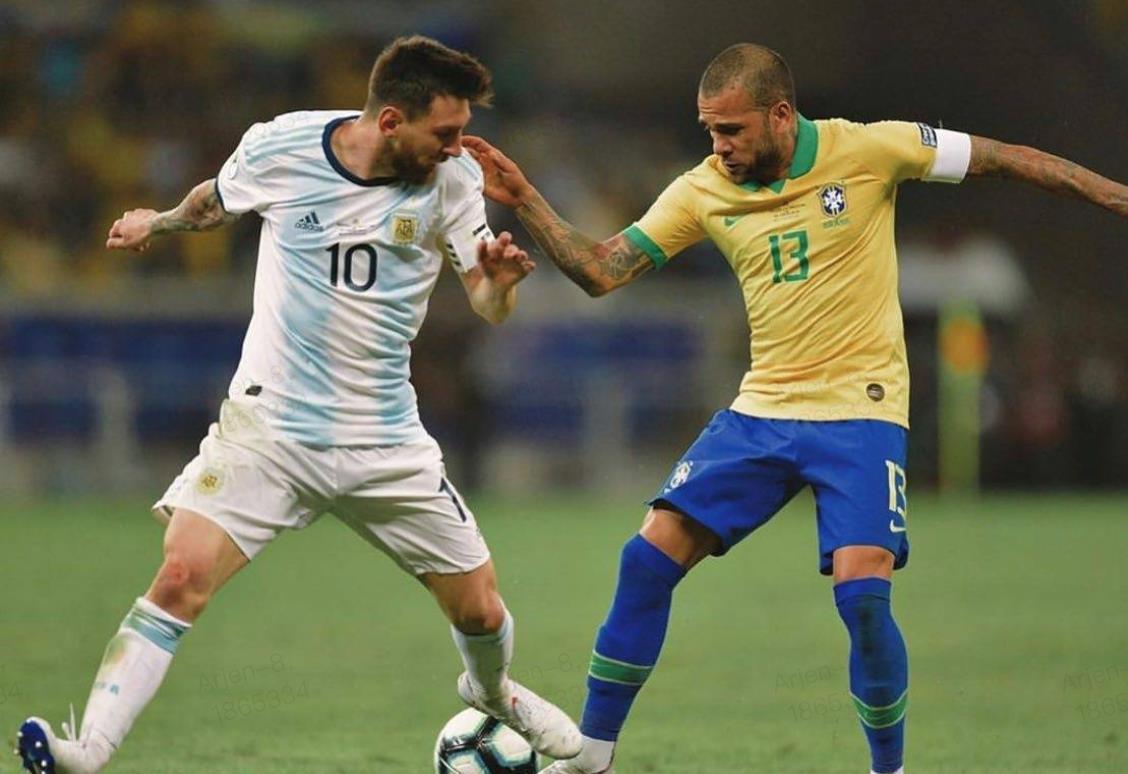巴西与阿根廷在南美世预赛中发生一件奇葩一幕，到底谁错了？(4)