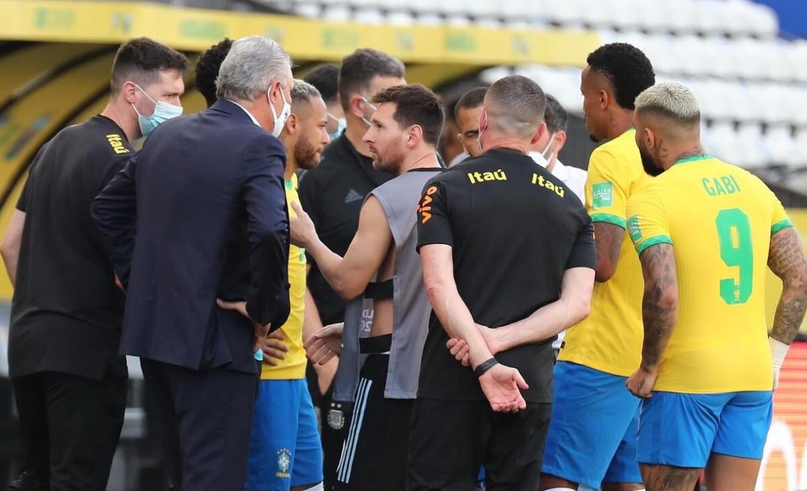 巴西与阿根廷在南美世预赛中发生一件奇葩一幕，到底谁错了？(6)