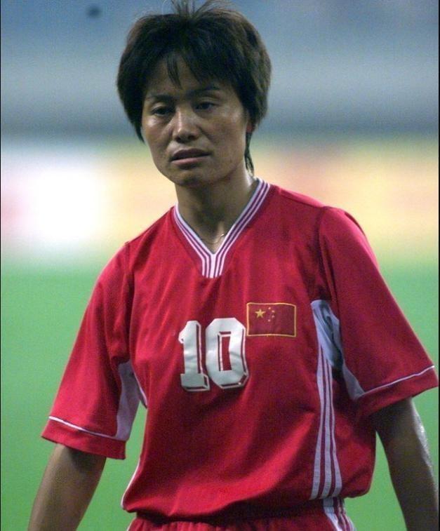 她曾是中国女足中场灵魂，也是世界顶尖球员，2次转行选对道路(3)