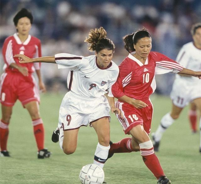 她曾是中国女足中场灵魂，也是世界顶尖球员，2次转行选对道路(4)