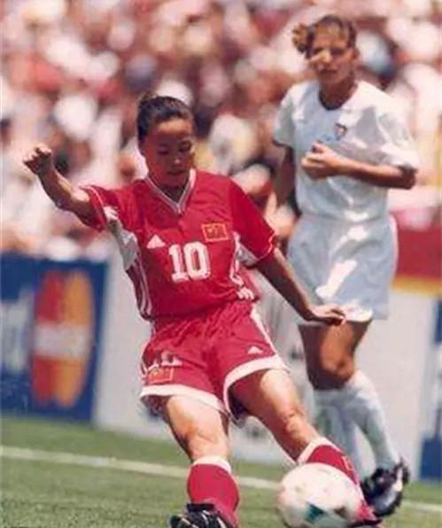 她曾是中国女足中场灵魂，也是世界顶尖球员，2次转行选对道路(5)