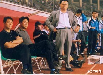 大连人降级广州易主，王健林与许家印为中国足球暗战十年，最终谁是赢家？(1)
