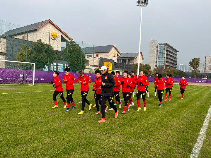 铿锵玫瑰再出发！中国女足在苏州进行场地训练(1)