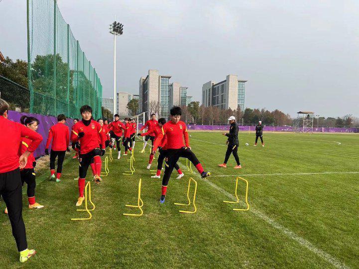 铿锵玫瑰再出发！中国女足在苏州进行场地训练(2)