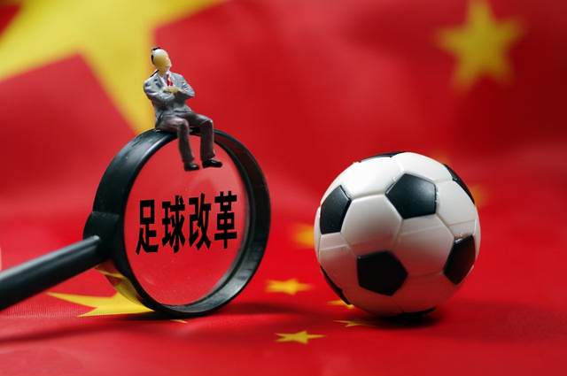杨程声援冯潇霆 一句小品冲出亚洲惹争议 中国足球出路是校园足球(3)