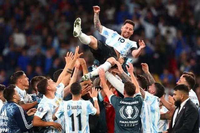 梅西助攻双响+被高高抛起 劳塔罗传射 阿根廷3-0意大利夺欧美杯(1)