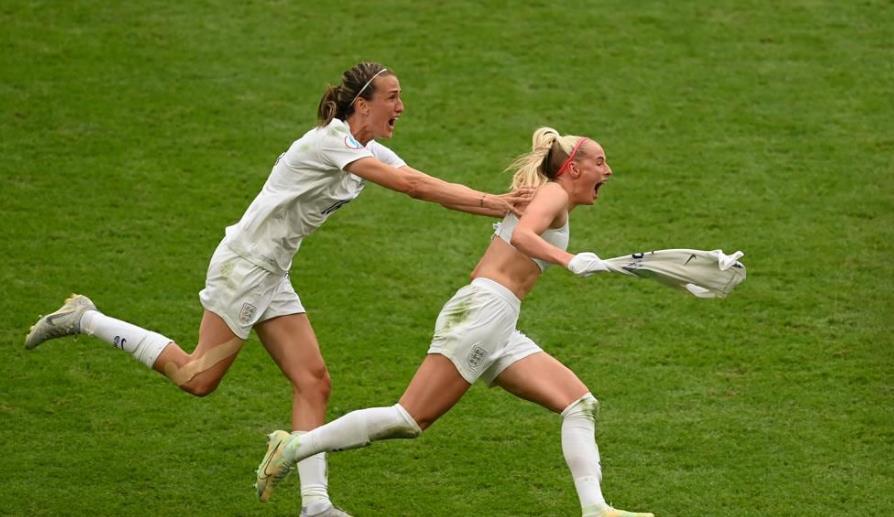 英格兰女足加时赛2-1德国队，首次夺得欧洲杯冠军。观众创纪录(4)