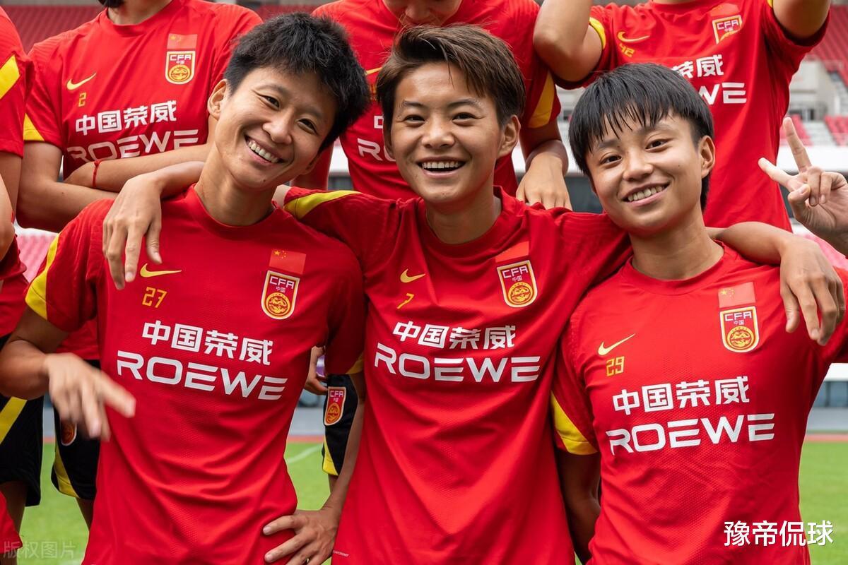王霜被贾秀全耽误！中国女足7人海外踢球，水庆霞世界杯夺冠加码(6)