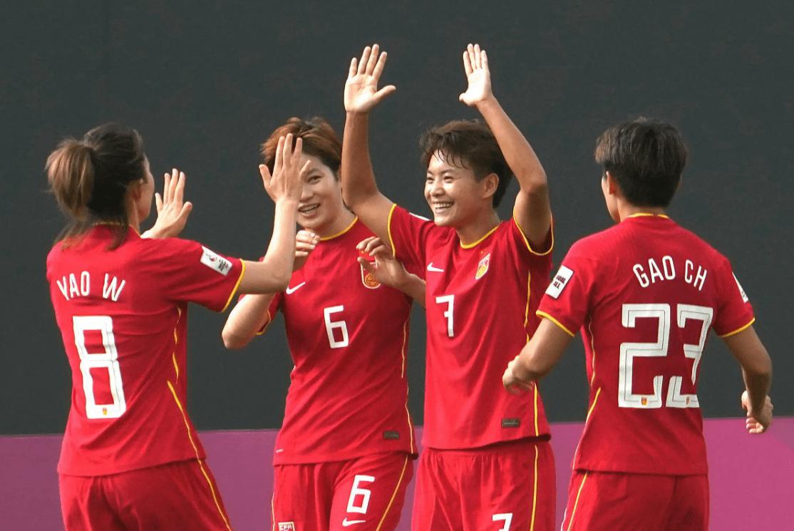 苦涩！中国女足美国拉练遭冷遇，邀不到正式球队比赛，这是为啥？(7)