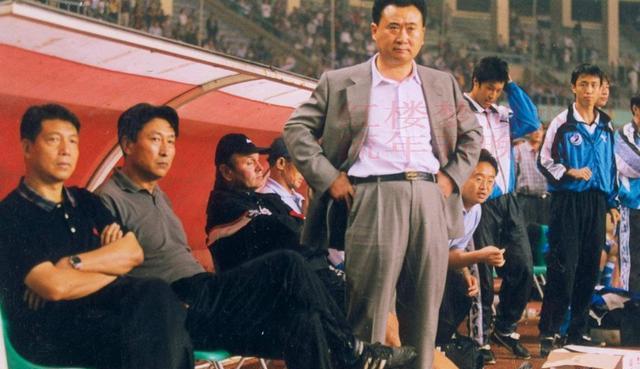 大连足球史上今天：1998年遭遇黑哨，王健林宣布万达退出足坛始末(2)