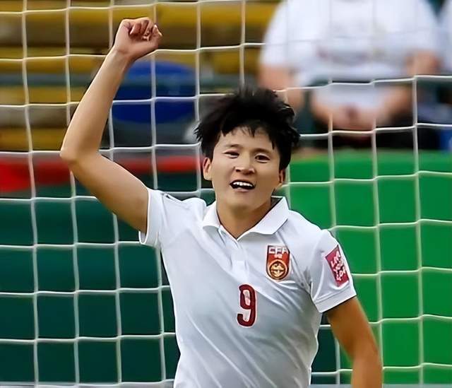 23岁女足球员助HB克厄3-0取胜 赵瑜洁留洋丹麦3次首发打进二球(10)