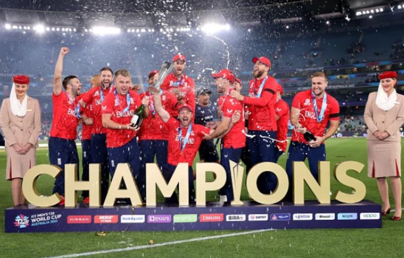 在T20板球世界杯英格兰获得冠军后，印度传奇球星维拉特·科利和萨钦·坦杜尔卡尔致敬(1)