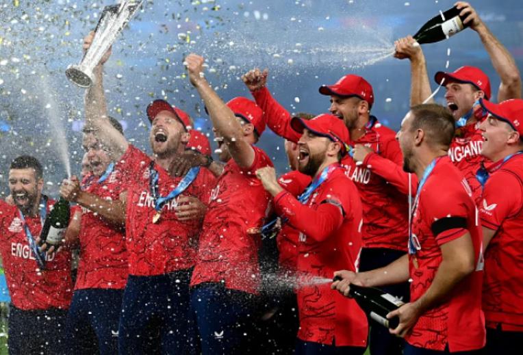 在T20板球世界杯英格兰获得冠军后，印度传奇球星维拉特·科利和萨钦·坦杜尔卡尔致敬(3)
