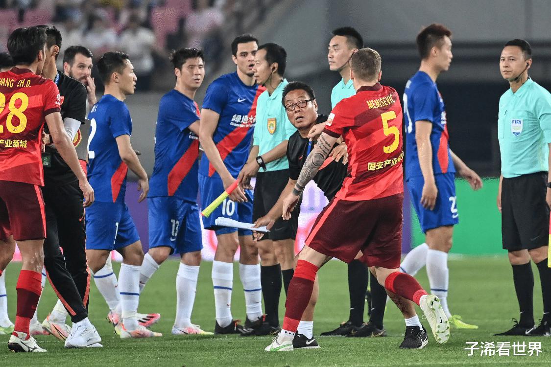 上午8点！中国足球曝出争议猛料：中超成大笑话，球迷吐槽声一片(2)