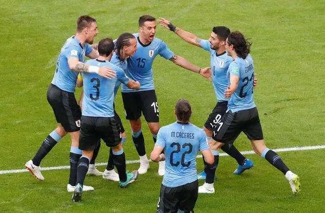 央视解说员说乌拉圭总共获得过2次世界杯冠军，为什么球衣上绣了四颗星？(1)