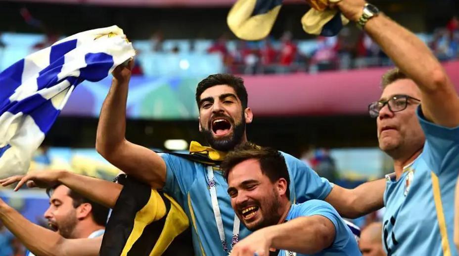 央视解说员说乌拉圭总共获得过2次世界杯冠军，为什么球衣上绣了四颗星？(2)