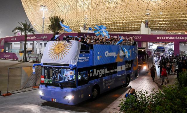 万众瞩目！阿根廷队回国航班直播，将被总统接见，开启夺冠游行(3)