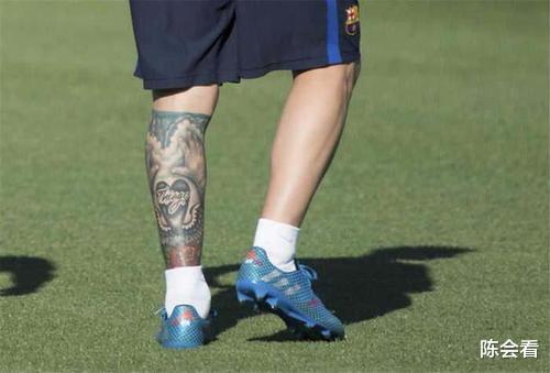 梅西被人扒光了，为啥阿根廷要全体纹身，阿根廷球迷拼命支持梅西(2)