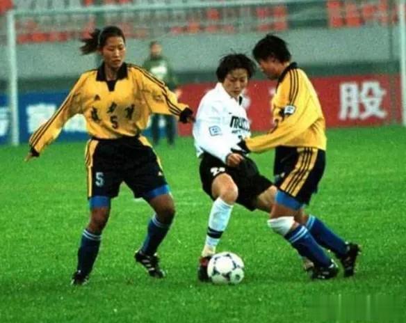 她被女足队员称为“水妈妈”，也是中国女足背后的“孤勇者”(2)