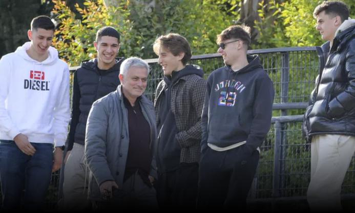 穆帅带领多名罗马年轻球员，一起观看罗马青年队与那不勒斯的比赛(1)