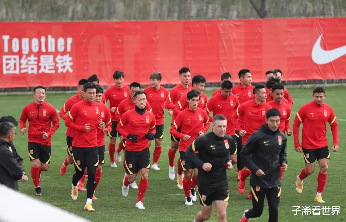 突发！北京媒体最新报道遭质疑：国足集训陷入争议，球迷骂声一片(1)