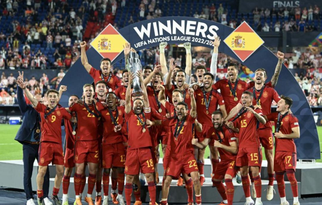 三冠王！西班牙足球正在复苏，他们距离黄金一代还有多远？(1)