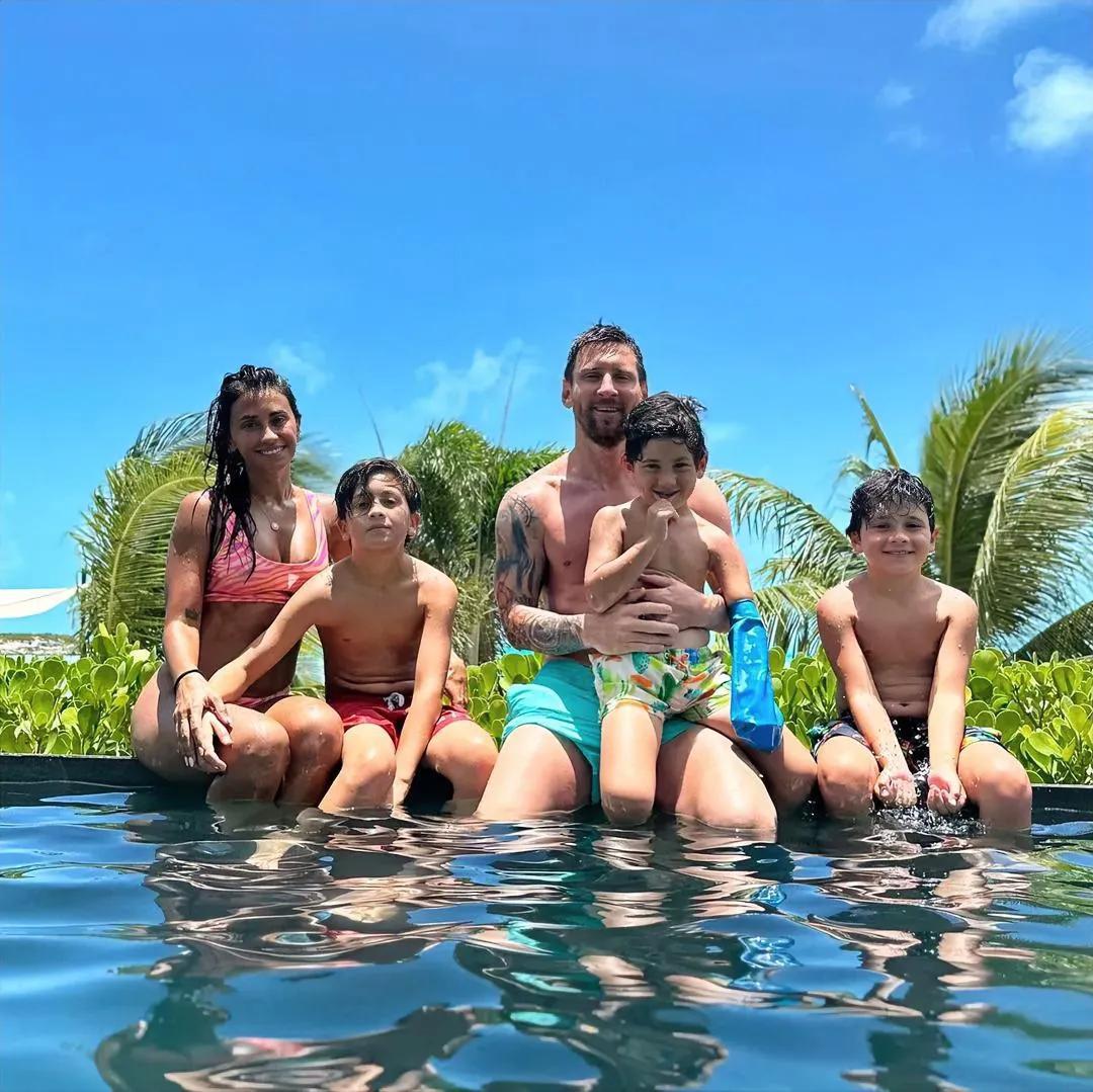  全世界最幸福的一家人，梅西晒出媳妇孩子度假照片！

近日，梅西再次在微博上晒出(1)