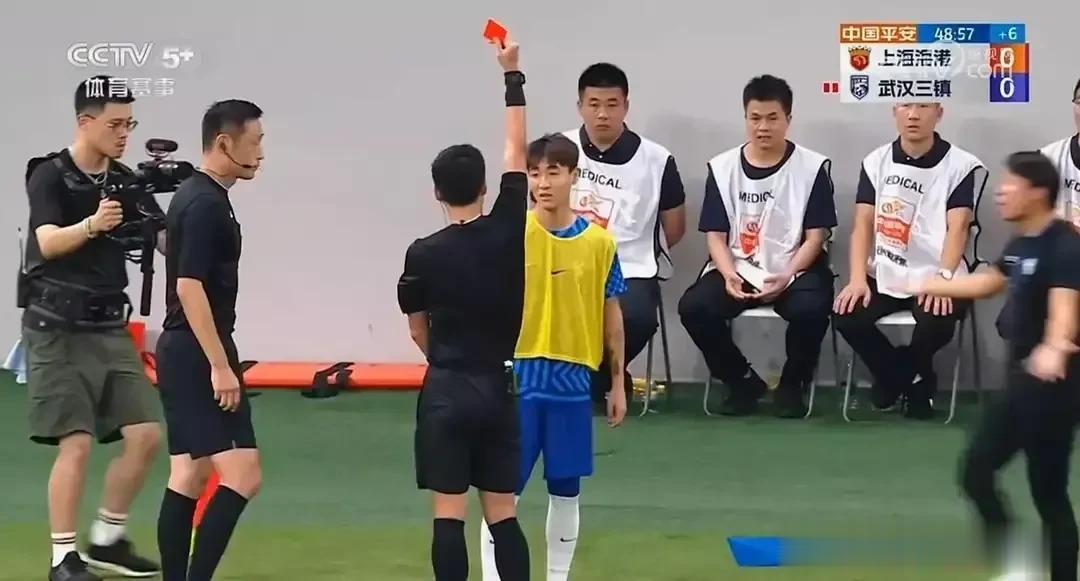 韦世豪被禁赛六场，武汉多家球迷协会上书体育总局，质疑足协处罚存在“双标”，作为中(2)