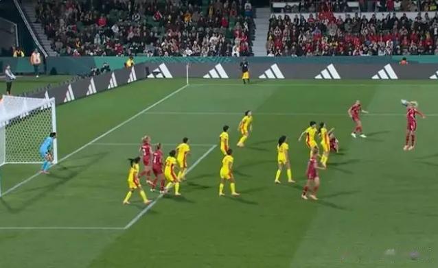 中国女足并非死于绝杀，而是被VAR冤死！丹麦队传球的瞬间，最前面的球员的一只腿明(1)