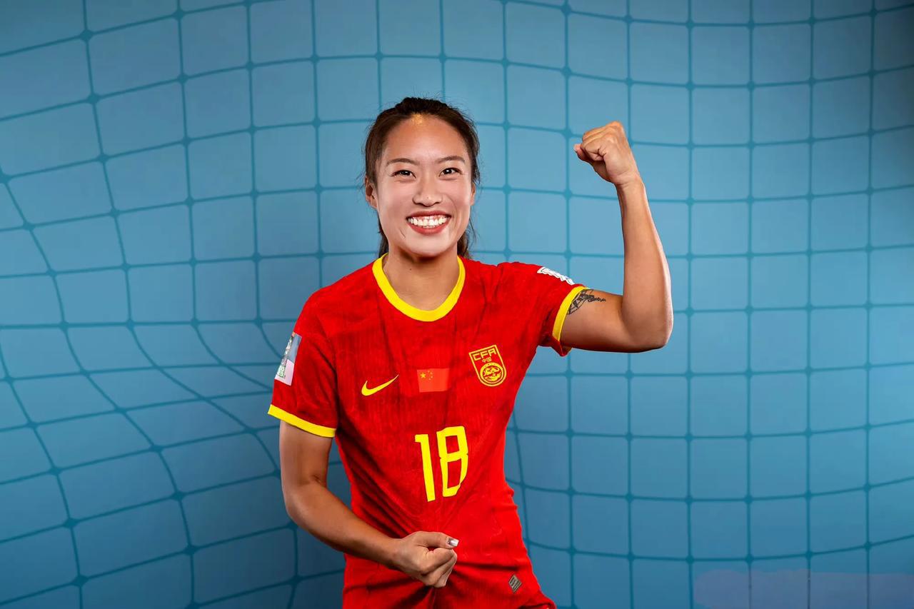 中国女足——唐佳丽！

她是女版的德罗巴，英勇无畏，然而却在球场上找不到发挥的机(1)