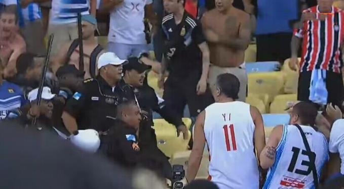 球迷互殴，梅西为何带队退赛？巴西警察举动不该，梅西太暖心(1)