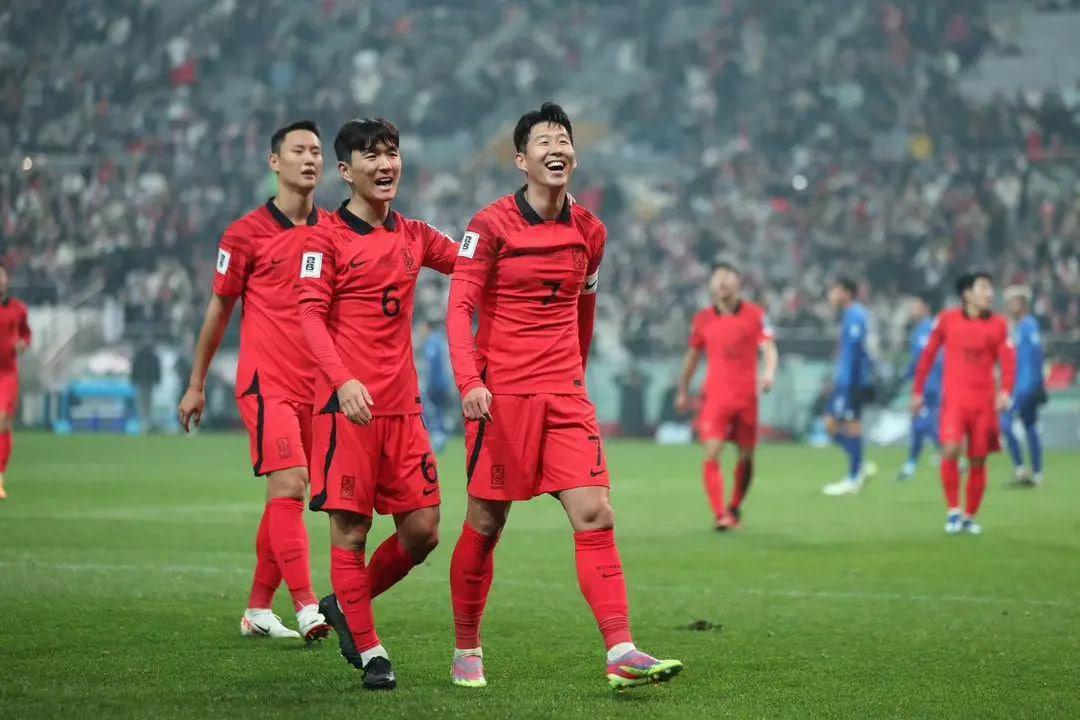 孙兴慜感激中国球迷支持，展望2024年国家队更多欢笑(3)