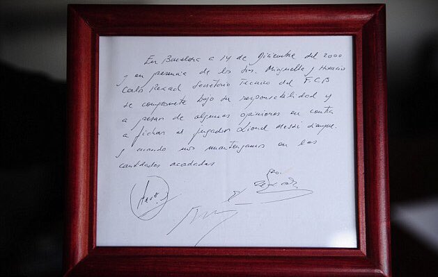 梅西巴萨2000年时签约的“纸巾合同”拍卖，起拍价30万英镑(1)