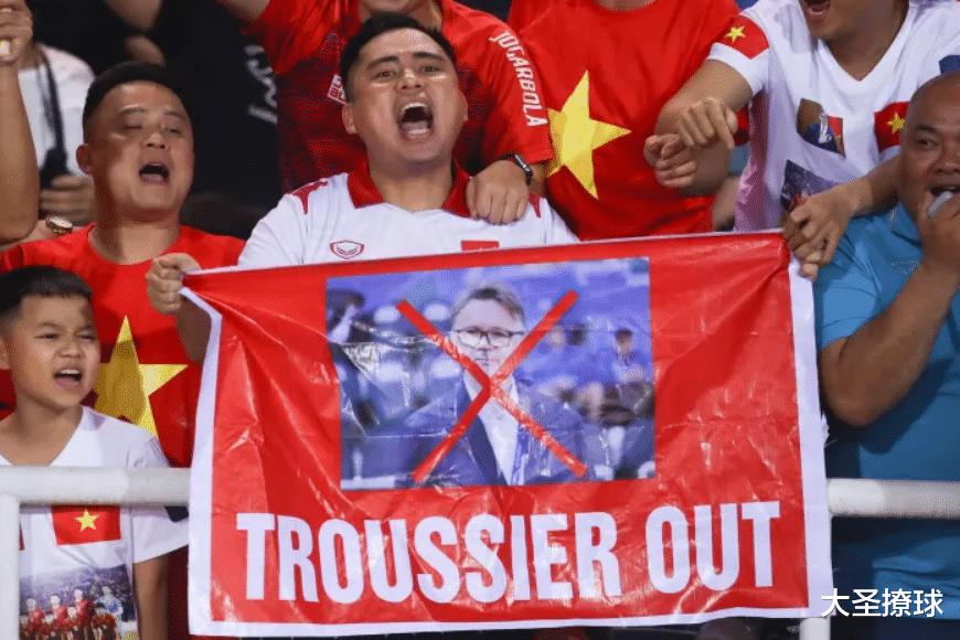 越南足协为离任的特鲁西埃提供3个月薪水(3)
